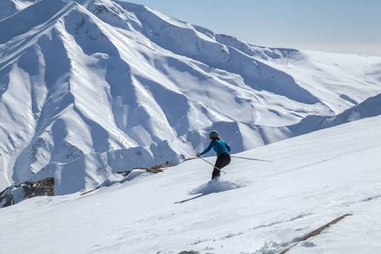 Srinagar – Gulmarg (Approx. 50 km | 1.5–2 Hours)